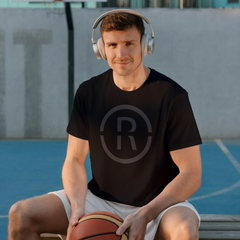 Hombre con Playera Powe | RED FUTURO jugando baloncesto, mostrando el logotipo 'R' en el centro. 50% Poliéster, 25% Algodón, 25% Rayón, diseño urbano y cómodo.