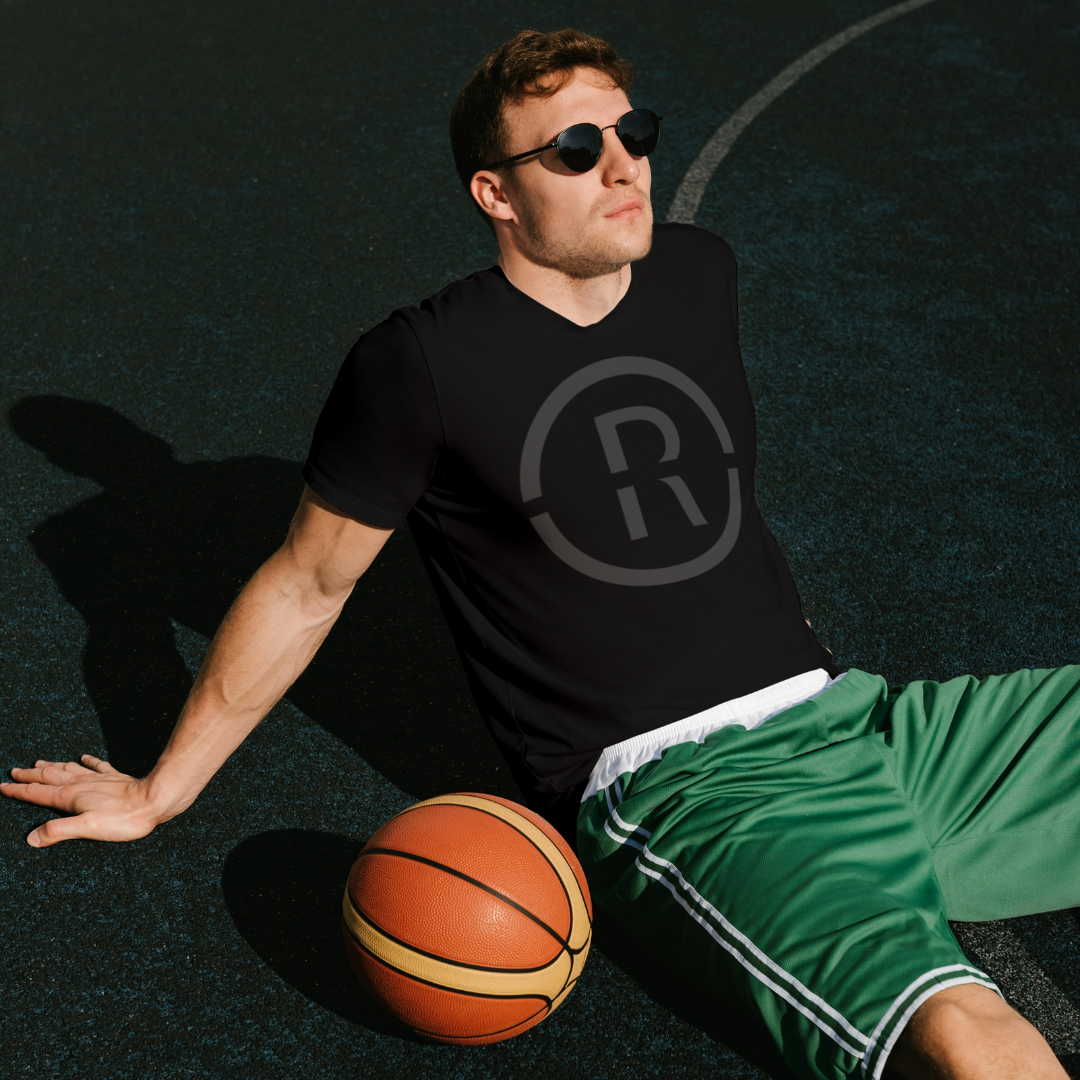 Hombre con Playera Power | RED FUTURO en cancha de baloncesto, promoviendo un futuro sostenible con moda auténtica. Hecho en México con alta calidad.