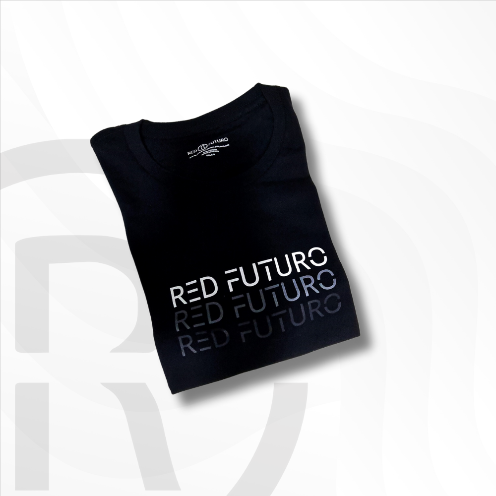 Logotipo de Red Futuro en la playera Future, destacando el compromiso con causas sociales.