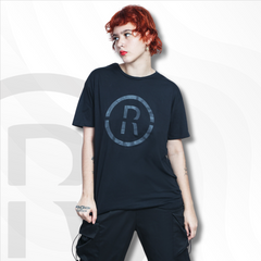 Mujer con Playera Power | RED FUTURO, mostrando el diseño urbano y el logotipo 'R'. Ideal para quienes buscan estilo y propósito.