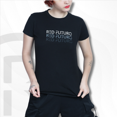 Modelo llevando la Playera Future | RED FUTURO, mostrando el ajuste fit y el estilo casual y moderno.