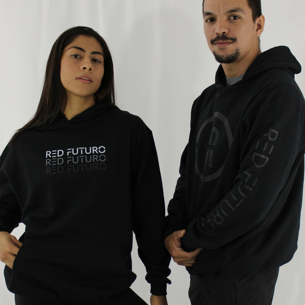 Futu®e Hoodie RED FUTURO con logotipo 'Red Futuro' tres veces en blanco, gris y negro y bolsa en el centro - Fuerza X el Futuro