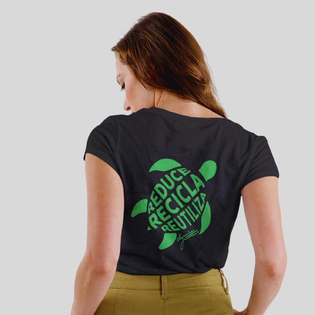 Mujer de espaldas luciendo la Playera Eco R3volution con diseño 'Reduce, Recicla, Reutiliza' en verde.